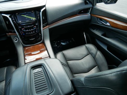 Used 2019 Cadillac Escalade ESV Luxury AWD/4WD image 11