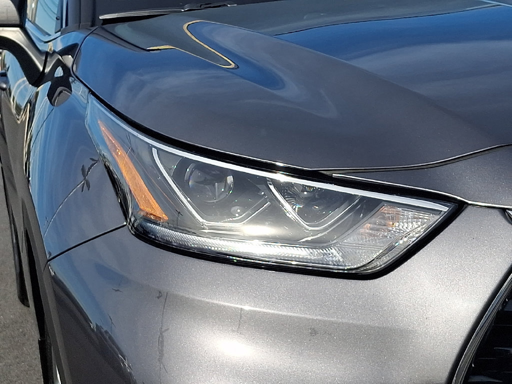 Certified 2022 Toyota Highlander Limited AWD/4WD image 9