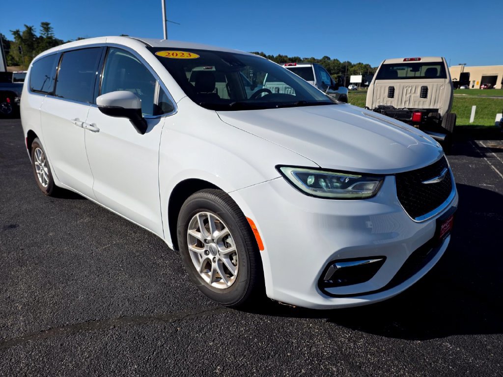 Used 2023 Chrysler Pacifica Touring-L FWD image 2