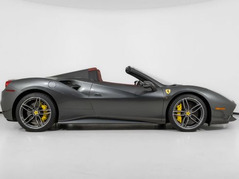 Used 2018 Ferrari 488 Spider image 8