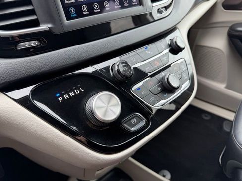 Used 2018 Chrysler Pacifica Touring-L FWD image 21