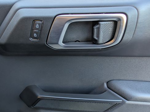 Used 2025 Ford Bronco Badlands image 21