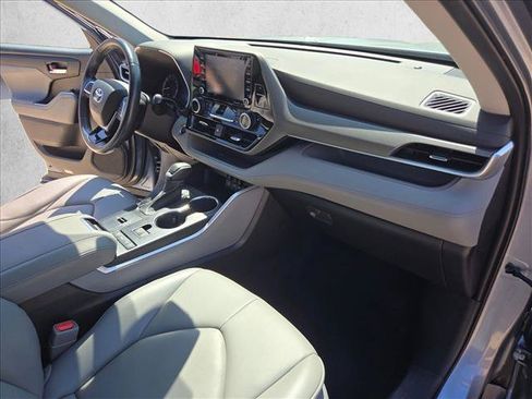 Used 2021 Toyota Highlander XLE FWD image 22