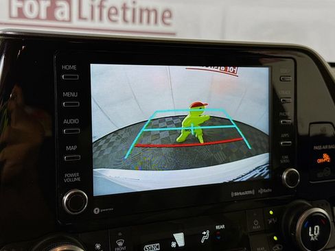 Used 2021 Toyota Highlander XLE AWD/4WD image 7