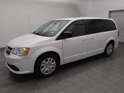Used 2018 Dodge Grand Caravan SE w/ UConnect Hands-Free Group image 2