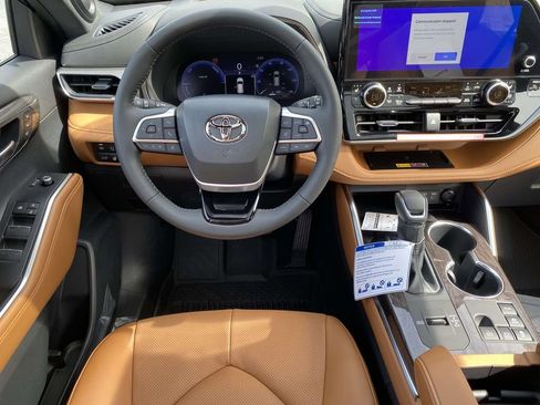 New 2026 Toyota Highlander Platinum image 4