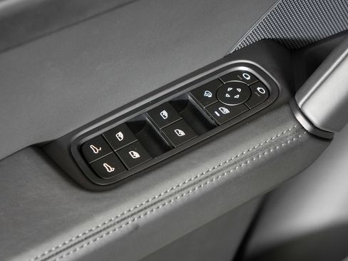 Certified 2025 Porsche Cayenne GTS AWD/4WD image 18