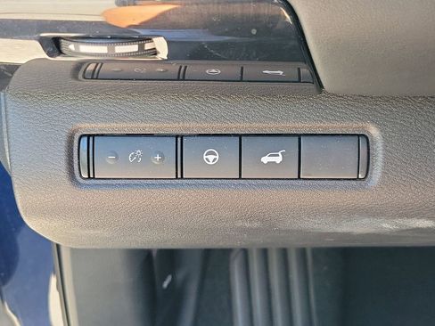 Used 2025 Nissan Pathfinder SV AWD/4WD image 32
