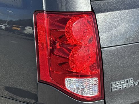 Used 2020 Dodge Grand Caravan SE w/ UConnect Hands-Free Group image 7