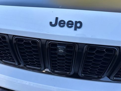 Used 2023 Jeep Grand Cherokee Trailhawk w/ Luxury Tech Group III image 17