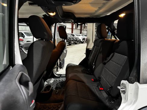 Used 2012 Jeep Wrangler Unlimited Rubicon w/ Connectivity Group image 17