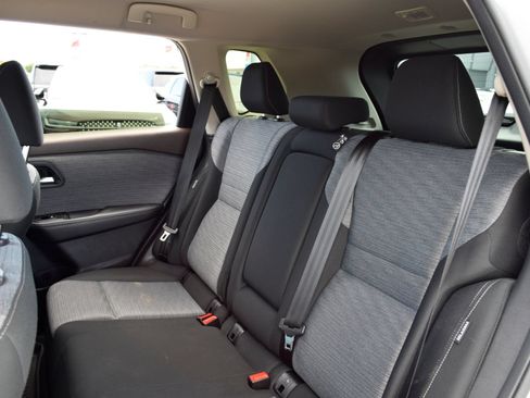 Used 2023 Nissan Rogue SV FWD image 18