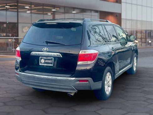 Used 2012 Toyota Highlander SE w/ Tow Pkg image 3