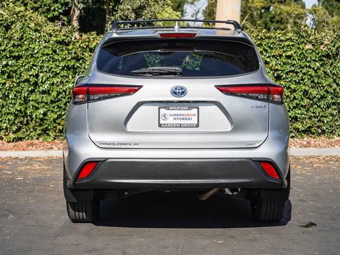 Used 2021 Toyota Highlander XLE AWD/4WD image 5
