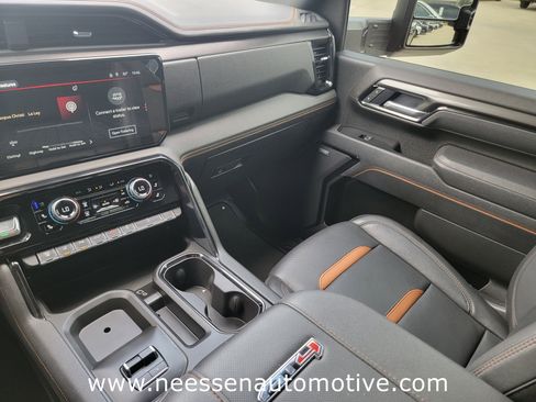 Used 2025 GMC Sierra 2500 AT4 w/ AT4 Premium Plus Package AWD/4WD image 28