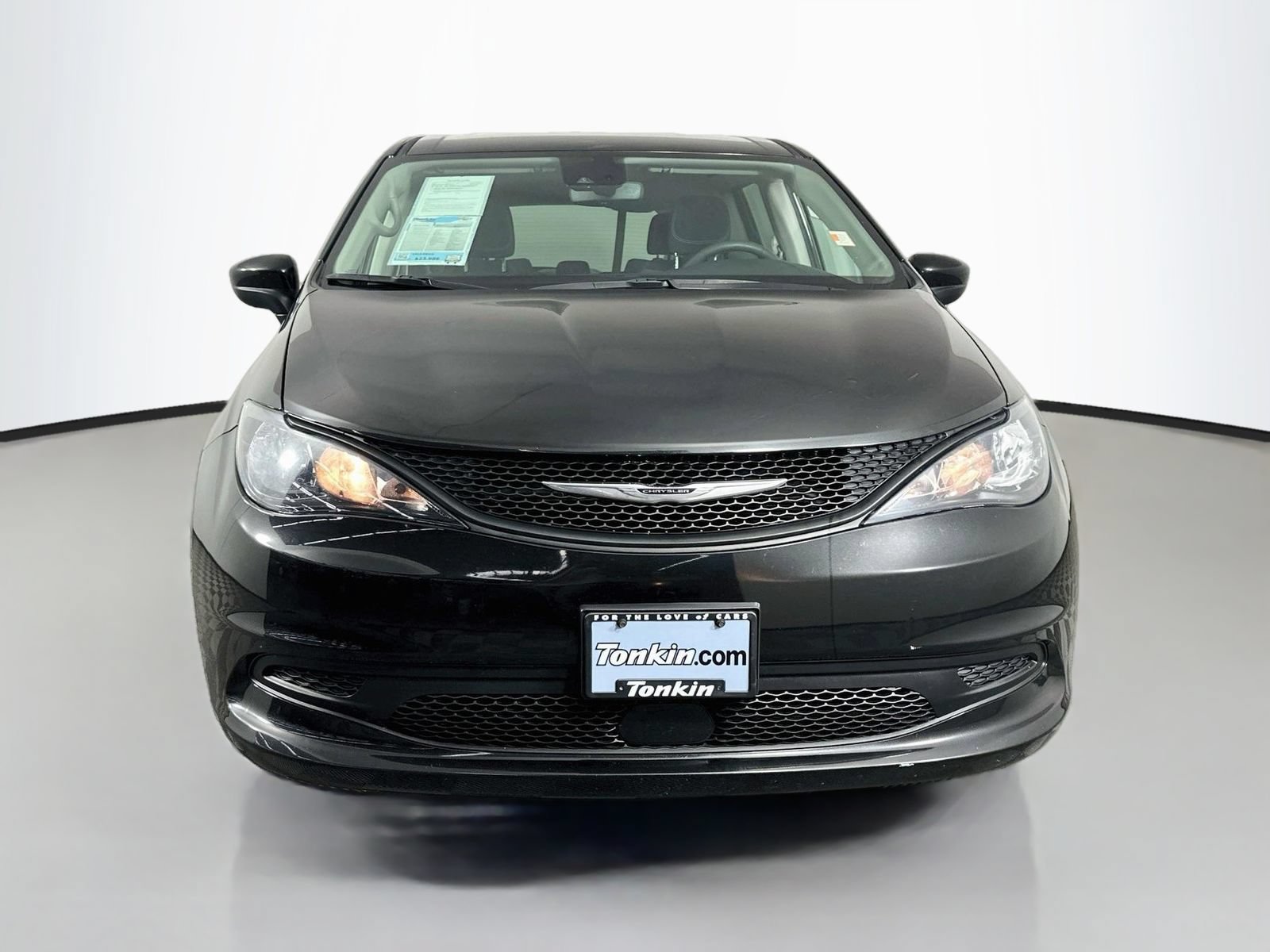 Used 2023 Chrysler Voyager LX FWD image 2