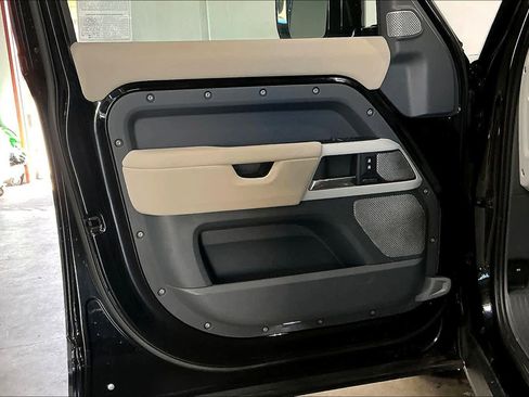 Used 2023 Land Rover Defender 130 X-Dynamic SE image 25