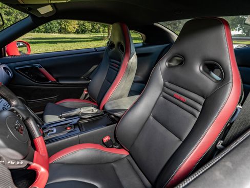 Used 2016 Nissan GT-R Black Edition AWD/4WD image 5