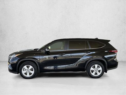 Used 2024 Toyota Highlander LE image 2