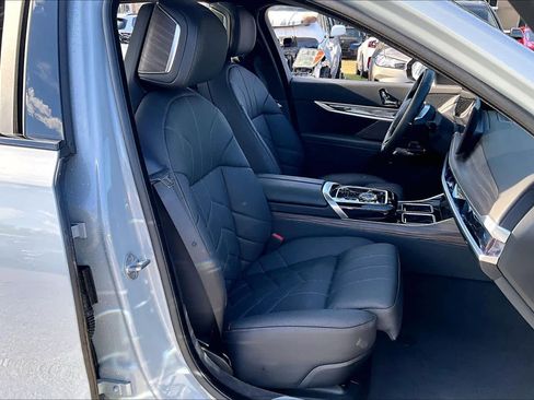 Used 2025 BMW i7 xDrive60 image 8