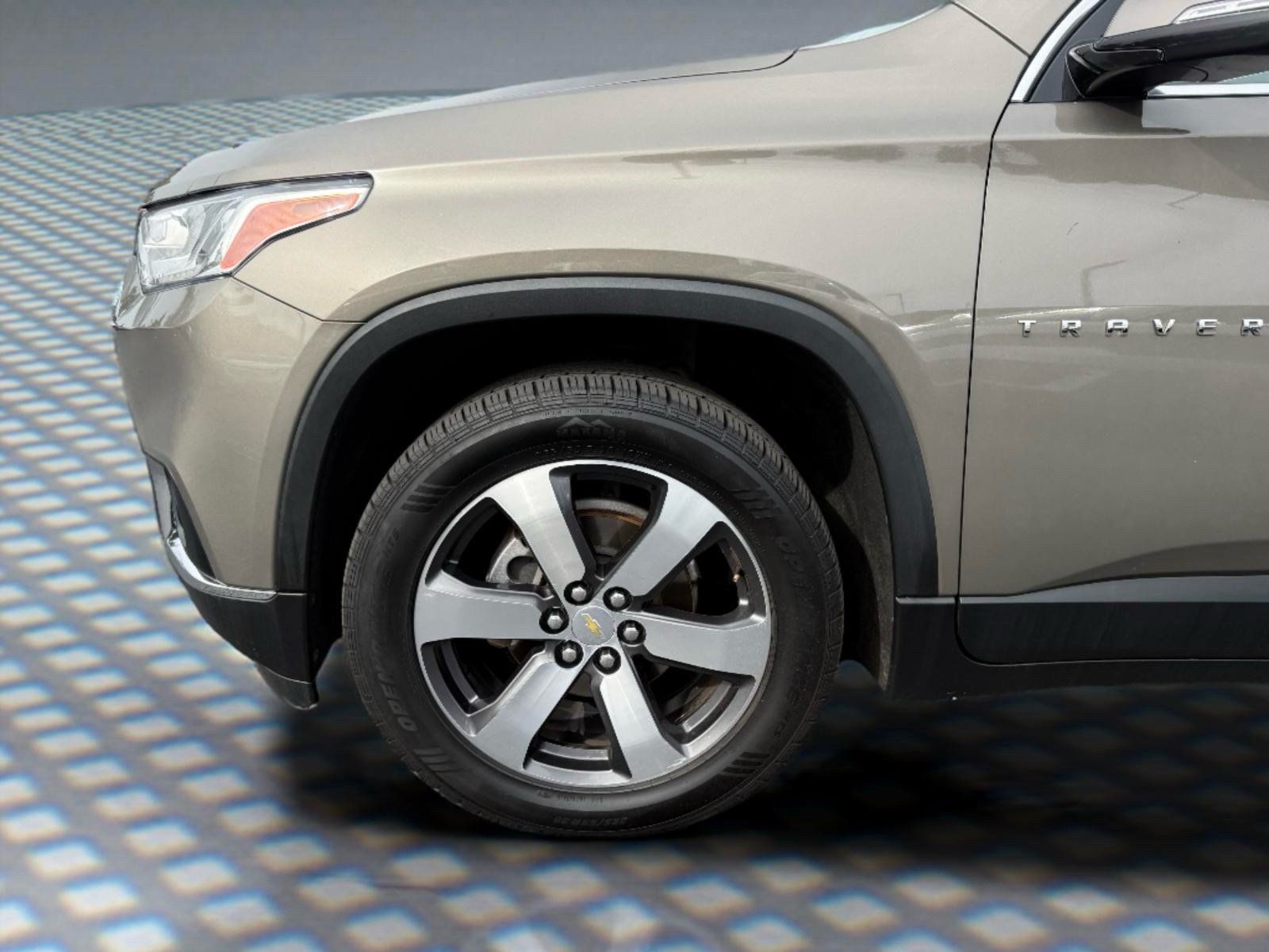 Used 2020 Chevrolet Traverse LT w/ LT Premium Package AWD/4WD image 14