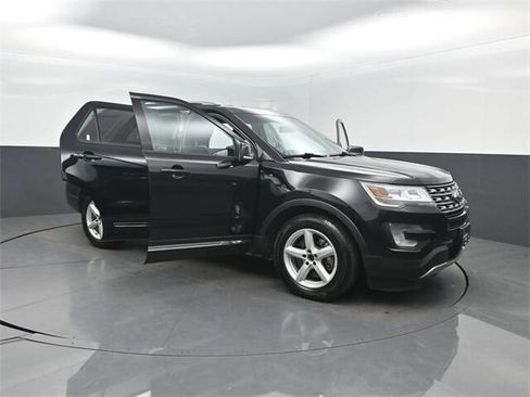 Used 2016 Ford Explorer XLT w/ Equipment Group 202A image 39