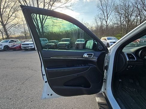Used 2018 Jeep Grand Cherokee Limited image 22