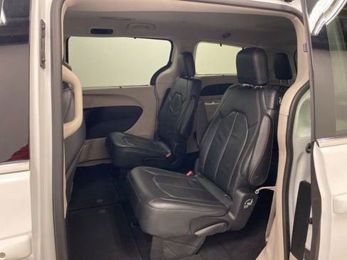 Used 2017 Chrysler Pacifica Touring-L image 24