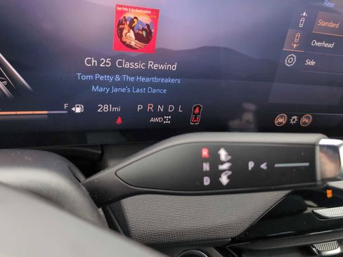 Used 2025 Buick Enclave Preferred image 16