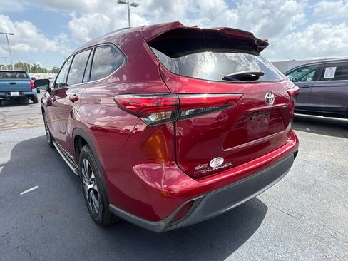 Used 2021 Toyota Highlander XLE FWD image 6