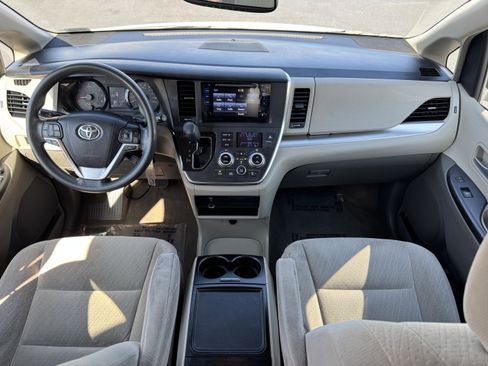 Used 2017 Toyota Sienna LE FWD image 30