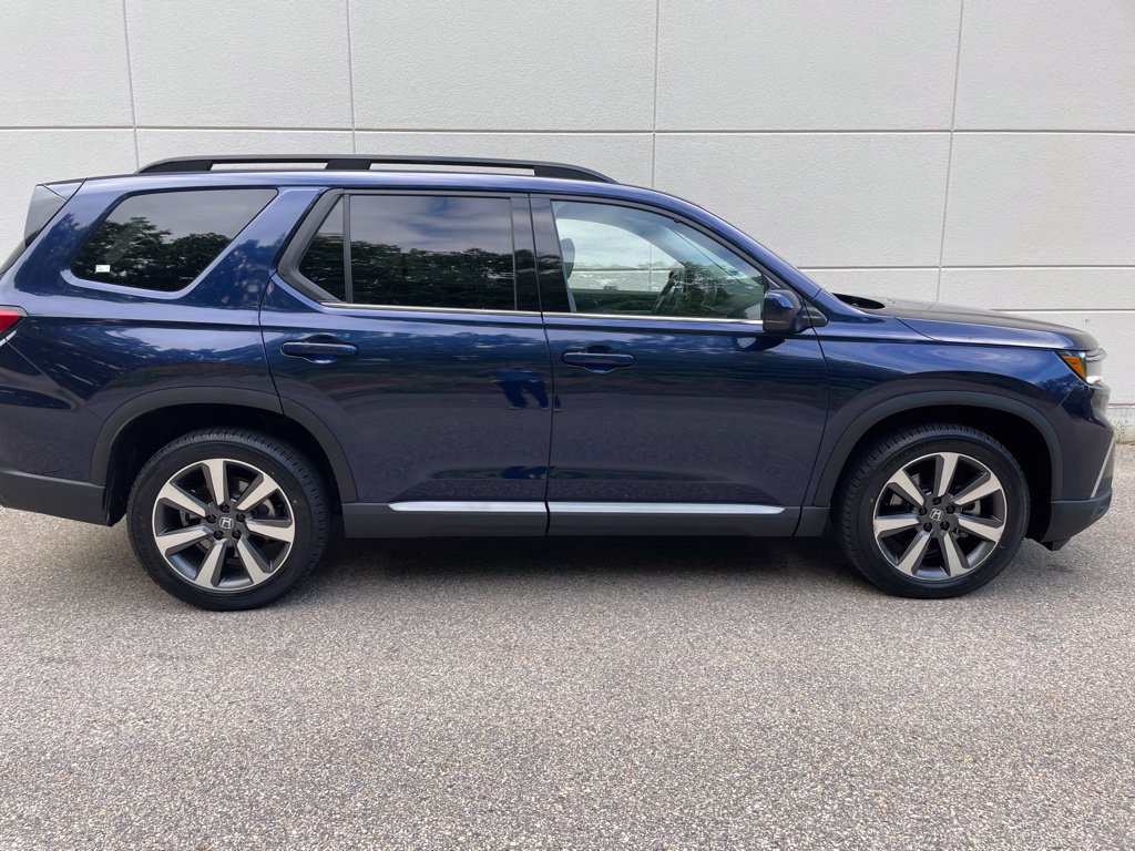 Certified 2024 Honda Pilot Touring image 3