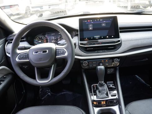 Certified 2023 Jeep Compass Latitude w/ Sun and Sound Group AWD/4WD image 18