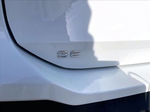 Used 2025 Volkswagen Tiguan SE w/ Panoramic Sunroof Package image 28