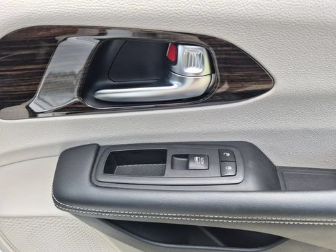 Used 2023 Chrysler Pacifica Limited FWD image 35