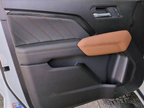 New 2025 GMC Canyon AT4 image 16