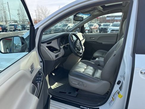 Used 2016 Toyota Sienna XLE Premium image 9