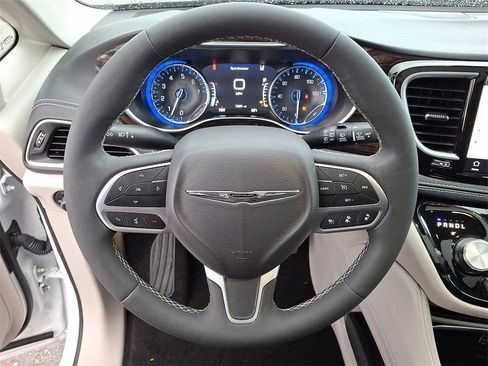 Certified 2024 Chrysler Pacifica Limited image 16