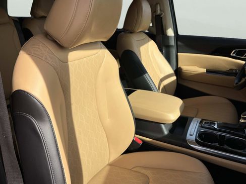 Certified 2024 Kia Carnival EX image 21