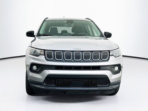 Used 2022 Jeep Compass Latitude image 2