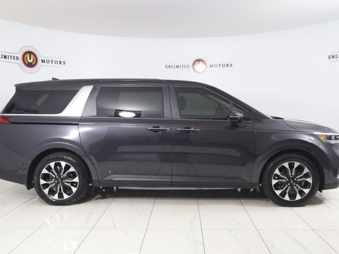 Used 2024 Kia Carnival EX FWD image 2