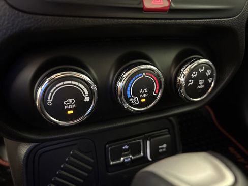 Used 2016 Jeep Renegade 75th Anniversary FWD image 36