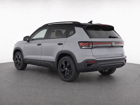 Used 2025 Volkswagen Taos SE AWD/4WD image 4