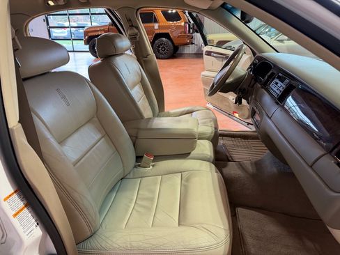 Used 2002 Lincoln Town Car Executive image 20