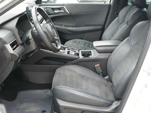 Used 2023 Mitsubishi Outlander SE FWD image 9