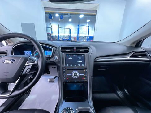 Used 2018 Ford Fusion Titanium FWD image 23