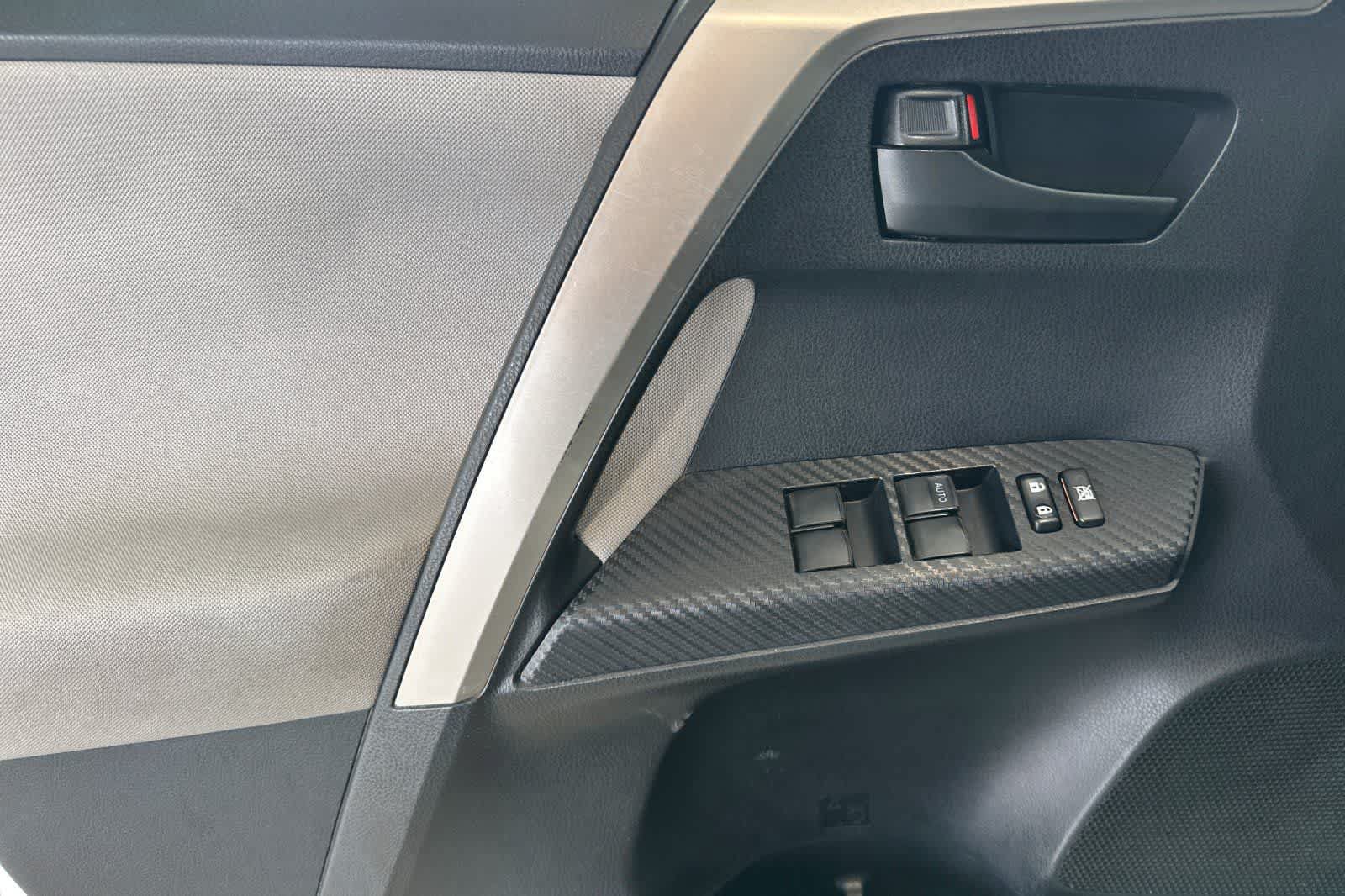 Used 2015 Toyota RAV4 LE FWD image 12