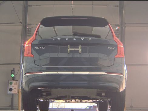 Used 2025 Volvo XC90 T8 Plus w/ Protection Package Premier image 4