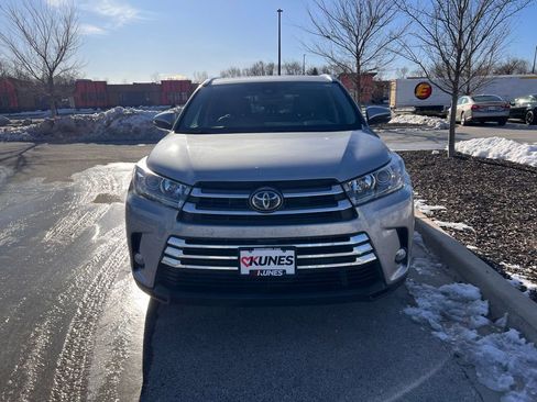 Used 2017 Toyota Highlander Limited image 3