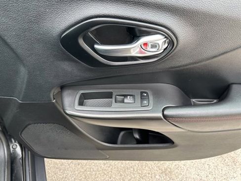 Used 2020 Jeep Cherokee Trailhawk image 12